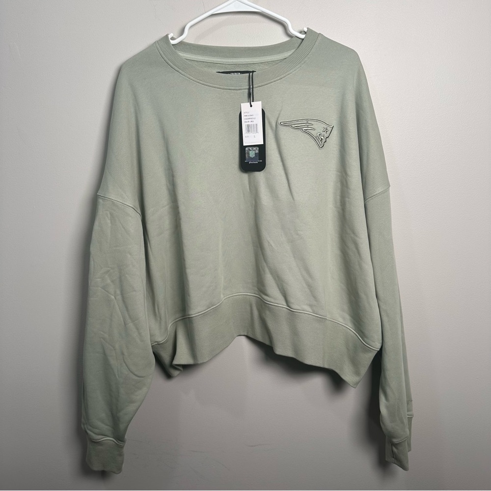 NFL Patriots Women's Green Cropped oversized Sweatshirt